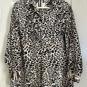 Chico's Animal Print No-Iron Blouse. Perfect to wear over leggings!! Like new!